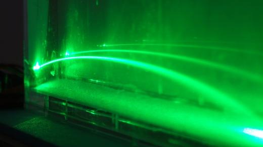 Ohyb laserového paprsku v laboratoři.