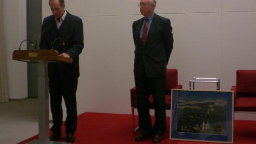 Petr Brod (vpravo) při přebírání Ceny česko-německého porozumění 2012 v Brémách, vlevo je Peter Becher