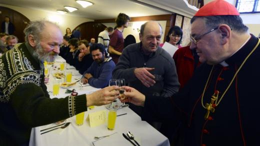 Pražský arcibiskup Dominik Duka přivítal 25. prosince na vánočním obědě téměř tři stovky bezdomovců, seniorů, uprchlíků, lidí postižených, osamělých a na okraji společnosti. Oběd na Boží hod vánoční pro ně uspořádala letos počtrnácté komunita Sant´Egidio.