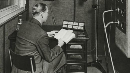 Přednáškový kamrlík zachycený v publikaci Československý rozhlas na vlnách času