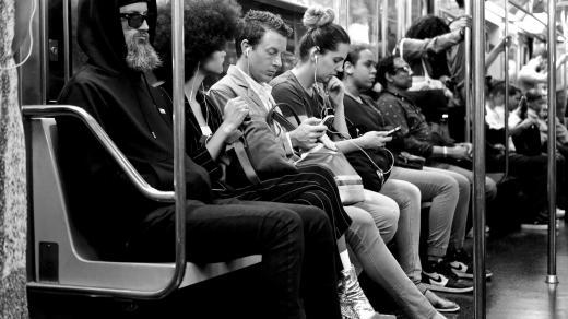 Lidé se sluchátky v metru, mobily, podcasty, poslech