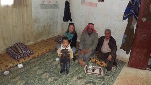 Rodina syrských uprchlíků v Jordánsku. Navštívená rodina má k dispozici dvě místnosti. Jako každá jiná potřebuje především zateplení před zimou