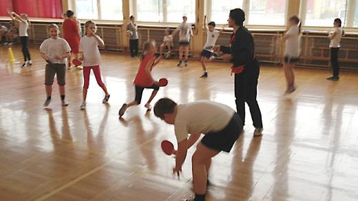 Učitelka tělocviku, paní Livia, má při boji s obezitou dětí významnou úlohu