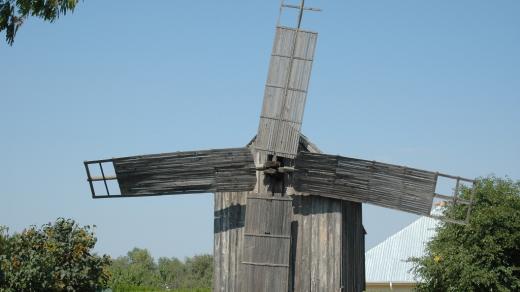 Větrný mlýn u rumunského kláštera Saon (župa Tulcea)
