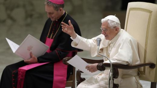 Papež Benedikt XVI. a jeho osobní sekretář arcibiskup Georg Ganswein