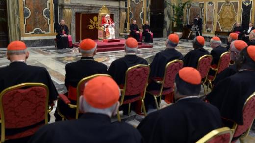 Odcházející papež Benedikt XVI. se ve Vatikánu rozloučil s kardinály. Právě ti budou vybírat jeho nástupce