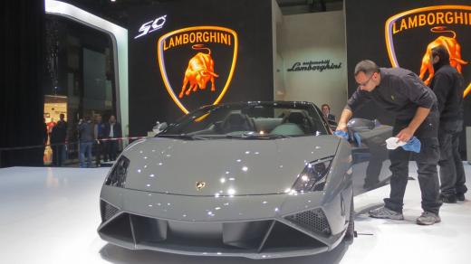 Přípravy na stánku Lamborghini