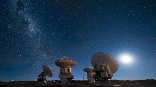 Teleskopy ALMA pod Mléčnou dráhou
