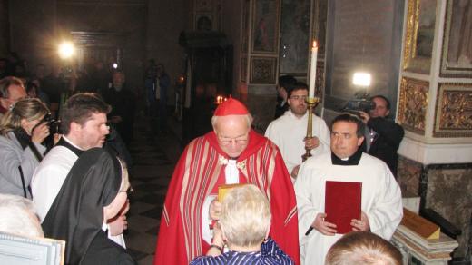 Kardinál Christoph Schönborn v kostele sv. Bartoloměje v Římě při mši spojenou s uložením ostatků bl. sestry Restituty Kafkové