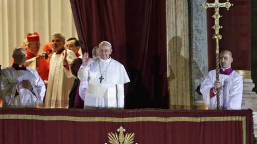 Jorge Mario Bergoglio poprvé předstoupil před věřící jako papež František