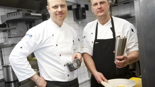 Pražská restaurace Alcron dostala michelinské hvězdičky, kuchaři Roman Paulus (vlevo) a Enrico Neie