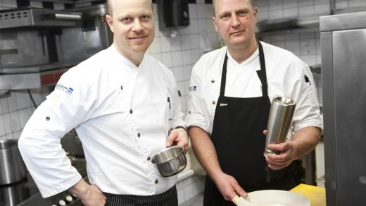 Pražská restaurace Alcron dostala michelinské hvězdičky, kuchaři Roman Paulus (vlevo) a Enrico Neie