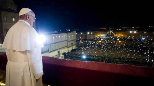 Papež František shlíží z balkónu baziliky sv. Petra ve Vatikánu