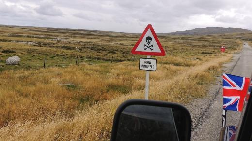 Na Falklandských ostrovech najdete trochu netradiční pomníky války, mají podobu dopravních značek s vyobrazenou lebkou a zkříženými hnáty