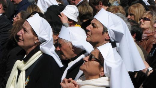 Řádové sestry přihlížejí inauguraci papeže Františka