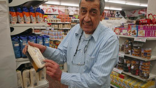 Vedoucí prodejny pan Cadok ukazuje na balíčku rýže varování pro aškenázské Židy. Rýže je pouze pro Sefardy