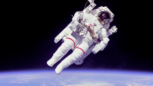 Ve vzduchoprázdném prostoru musejí astronauti obléci tlakový skafandr