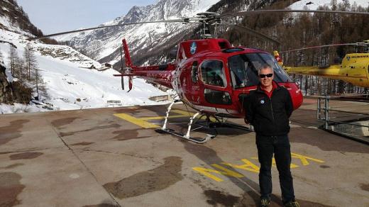 Gerold Biner, pilot a šéf zermattských záchranářů, na heliportu