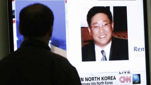 Jihokorejský muž sleduje na nádraží v Soulu televizní zprávy ukazující amerického občana korejského původu Kenneth Bae, který byl v Jižní Koreji odsouzen k patnácti letům nucených prací