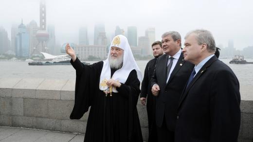 Ruský patriarcha Kirill na nábřeží v Šanghaji