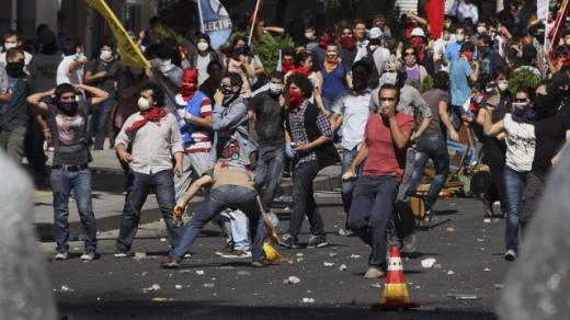 Demonstrace v tureckých městech už si vyžádaly stovky zraněných