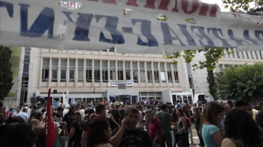 Řecká vláda zastavila vysílání státní televize a rozhlasu