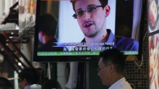 Edward Snowden na obrazovce televize v hongkongské restauraci