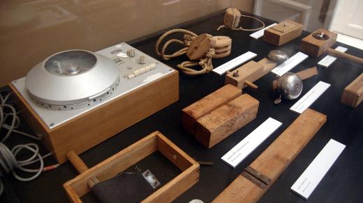 Starší analogové zařízení užívané k tvorbě zvukových efektů