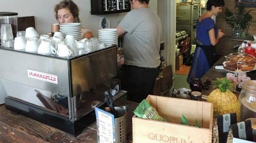 V londýnské kavárně Coffee 7 panuje při práci přátelská atmosféra