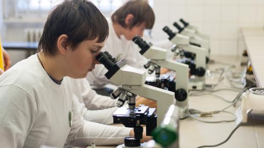 Vysoká škola chemicko-technologická připravila pro děti tábor v laboratořích