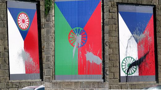 Poničené návrhy česko-romských vlajek v galerii Artwall