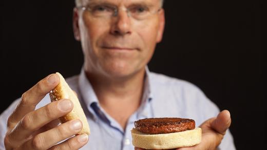 Profesor Mark Post s hamburgrem z umělého masa