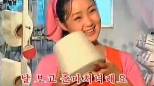 Zpěvačka Hjon Song-wol v klipu v přádelně, kde láme rekordy