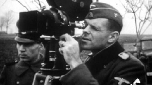 Dokumentace průběhu natáčení, 1942. Na snímku vpravo je Olaf Sigismund a na ruce má prsten cti SS (SS-Ehrenring), který propůjčoval Heinrich Himmler