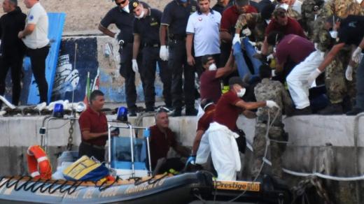Záchranáři transportují nalezená těla obětí tragédie do přístavu Lampedusa
