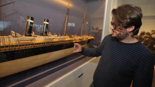 Kurátor muzea Bram Beelaert u modelu jedné z lodí společnosti Red Star Line