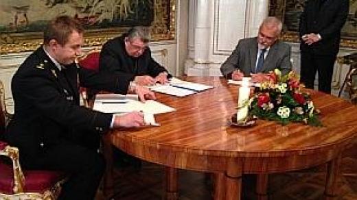 Podpis nové Dohody o duchovní službě ve vězeňství. Zleva: generál Petr Dohnal, kardinál Dominik Duka a předseda ERC Joel Ruml