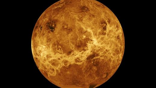 Planeta Venuše na radarovém snímku, který ukazuje povrch jinak zakrytý oblačností