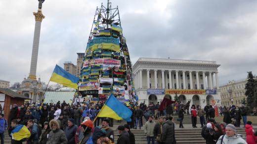Novoroční strom je plný politických hesel