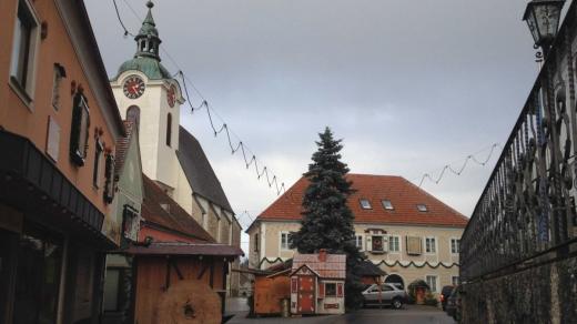 Na náměstí v rakouské vesničce Steinbach nemají společný jen vánoční strom a stánky, ale také adventní kalendář