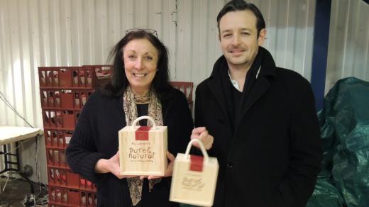 Sandra McLarenová a její syn Duncan s pudinky zabalenými v elegantních dřevěných krabičkách z borového dřeva