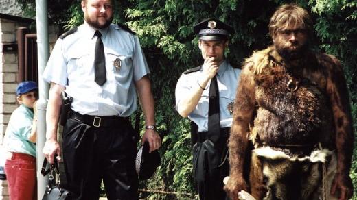 Herec Milan Šimáček (vlevo) ve filmu Mach, Šebestová a kouzelné sluchátko