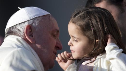 Papež František při generální audienci na Svatopetrském náměstí ve Vatikánu 18. prosince 2013