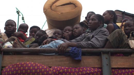 Vyděšení muslimové utíkají na náklaďáku z Gangui, hlavního města Středoafrické republiky, pod ochranou zhruba dvaceti francouzských vojáků