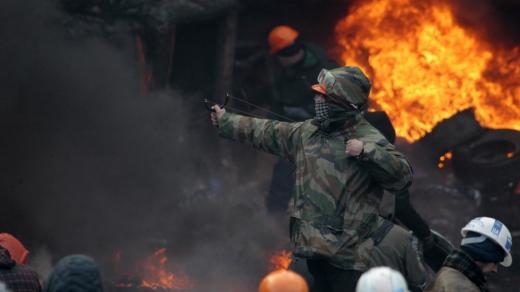 Střet demonstrantů s policií v centru Kyjeva (23. ledna 2014)