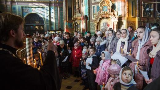 Ukrajinské děti se modlí za mír v zemi