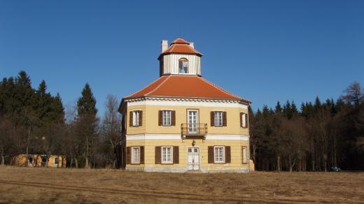 Zámeček Jestřebí je znám také jako Aleje