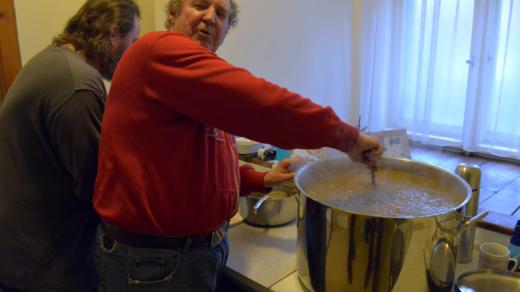 Příprava středeční polévky pro lidi bez domova