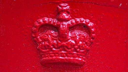 Britská královská koruna na poštovní schránce