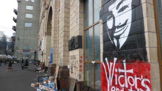 Ukrajina, Kyjev, 25. února 2014. Na zdi portrét Guy Fawkese, jehož masku používá hnutí Anonymous